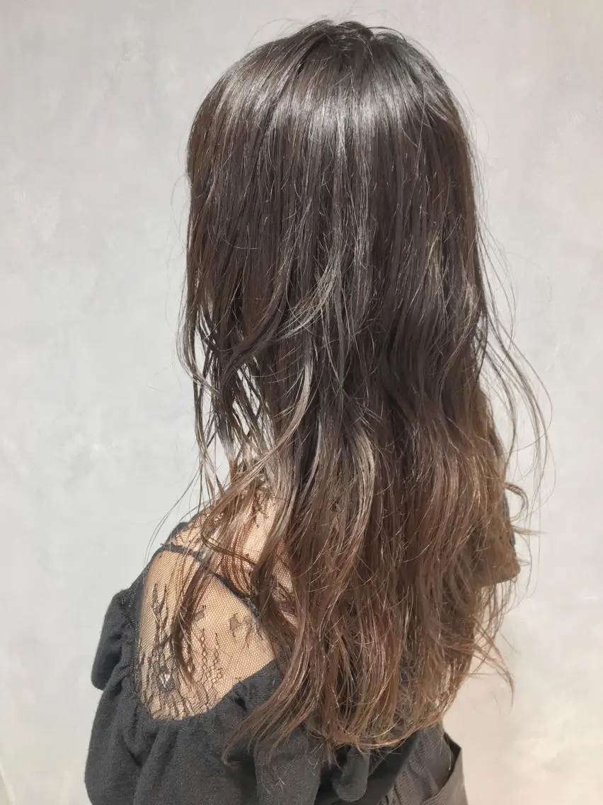 ロング カラー グラデーションカラー グレージュ 岡邉 隆太のヘアスタイル