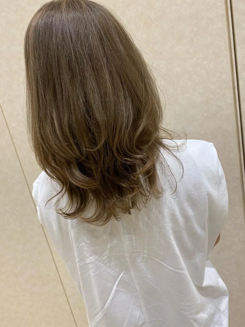セミロング 小倉 沙織のヘアスタイル