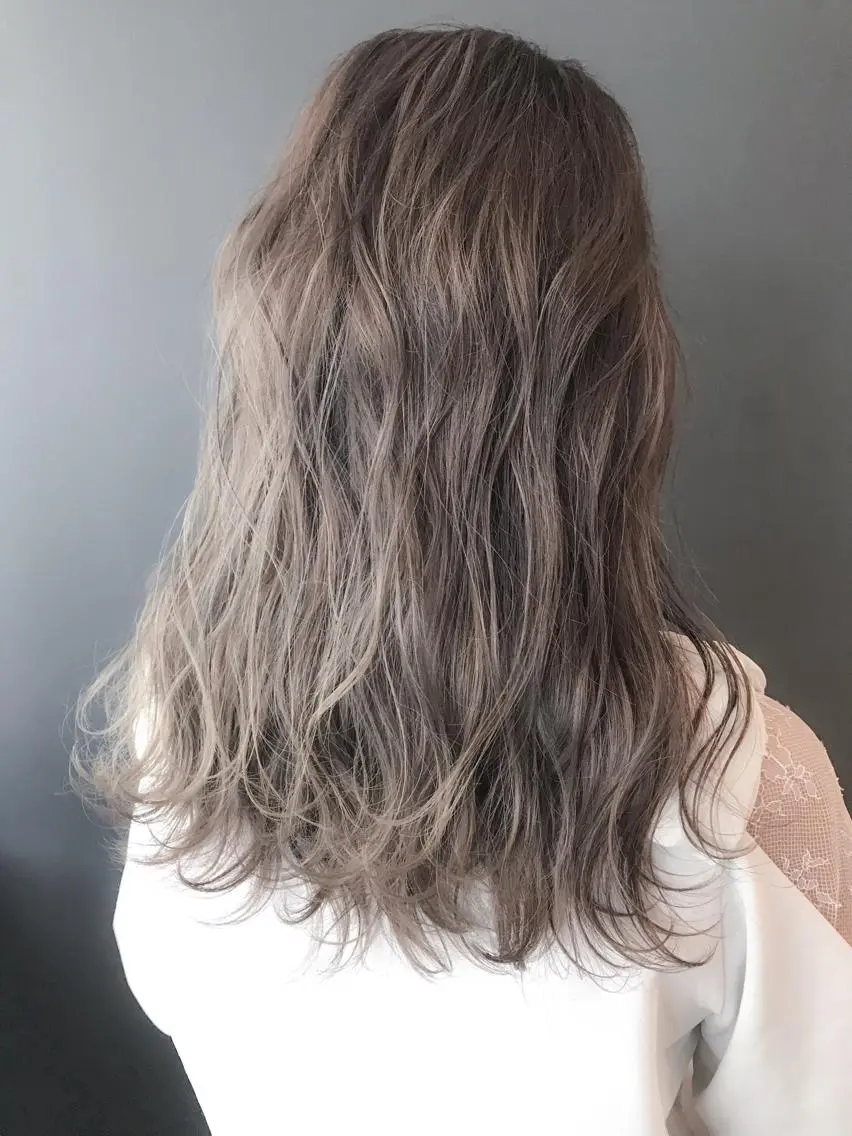 ミディアム カラー ベージュカラー ブリーチ ハイライトカラー ハイライト ヘアカラー BOX mico.のヘアスタイル
