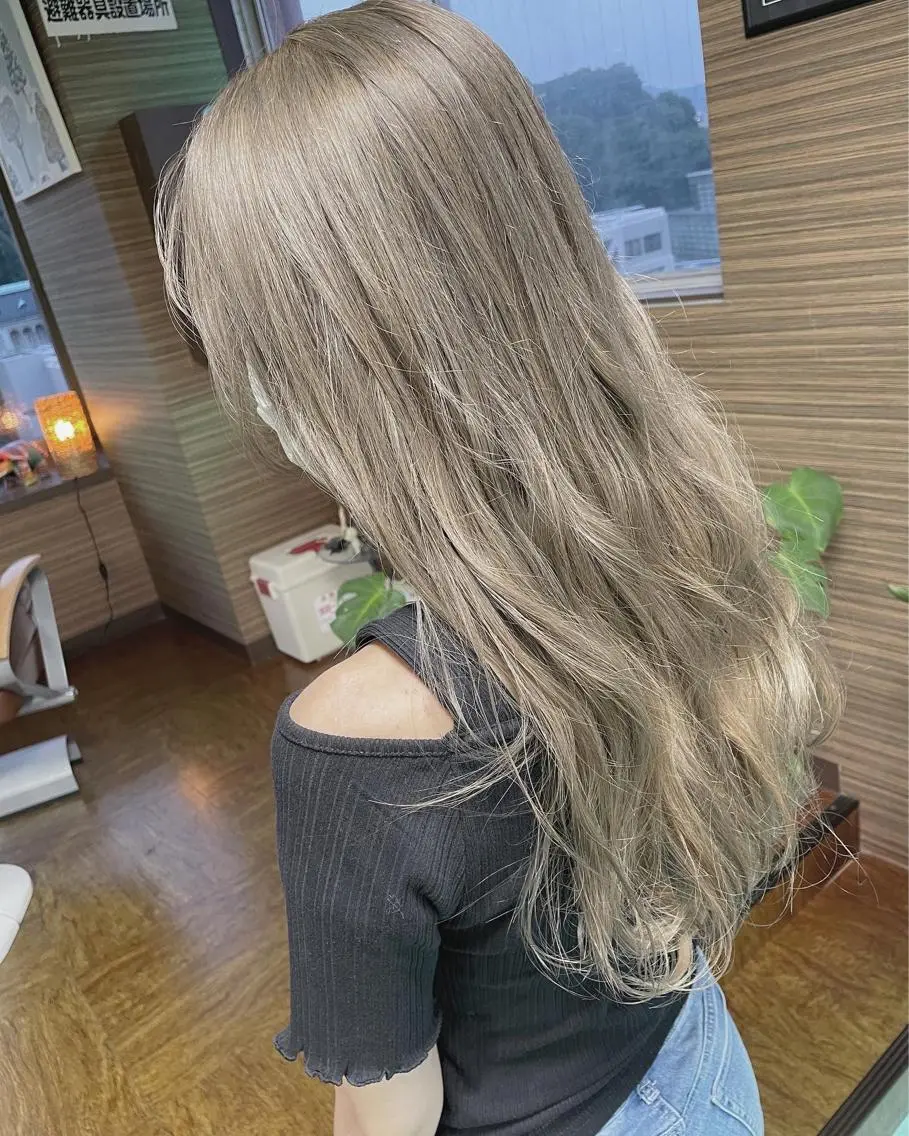 ロング カラー ベージュカラー シルバー シルバーベージュ ヘアカラー 土居 正季のヘアスタイル