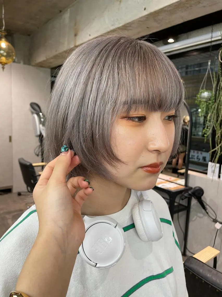 ショート カラー ベージュカラー ブリーチ シルバー ヘアカラー ナチュラル透明感🌱 小山美樹子のヘアスタイル