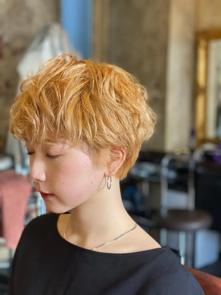 ショート カラー パーマ ショートヘア カット ヘアカラー ✨ハイトーンカラー 🌈モテ髪のヘアスタイル