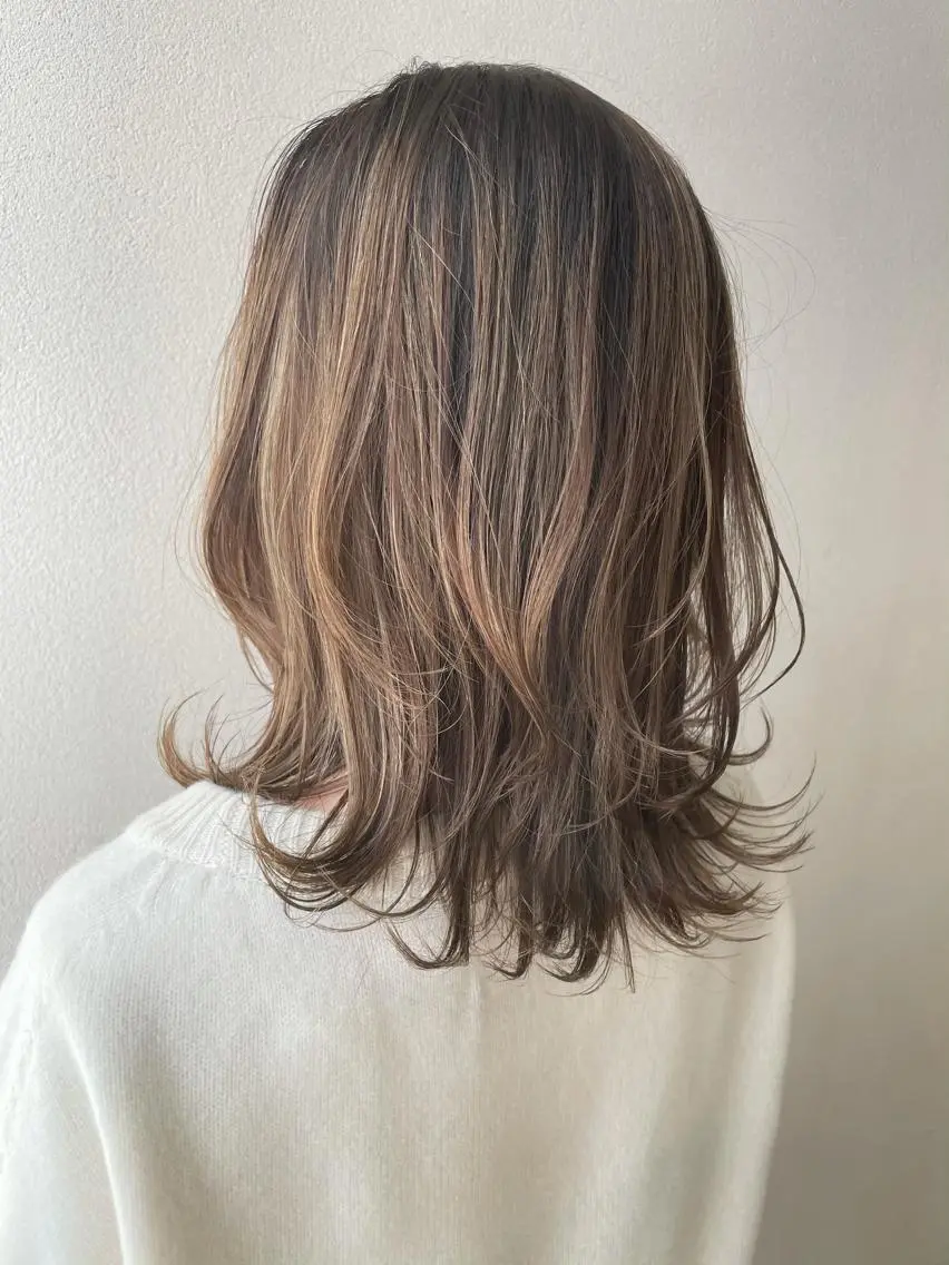 セミロング ウルフカット 沢田 瞳のヘアスタイル