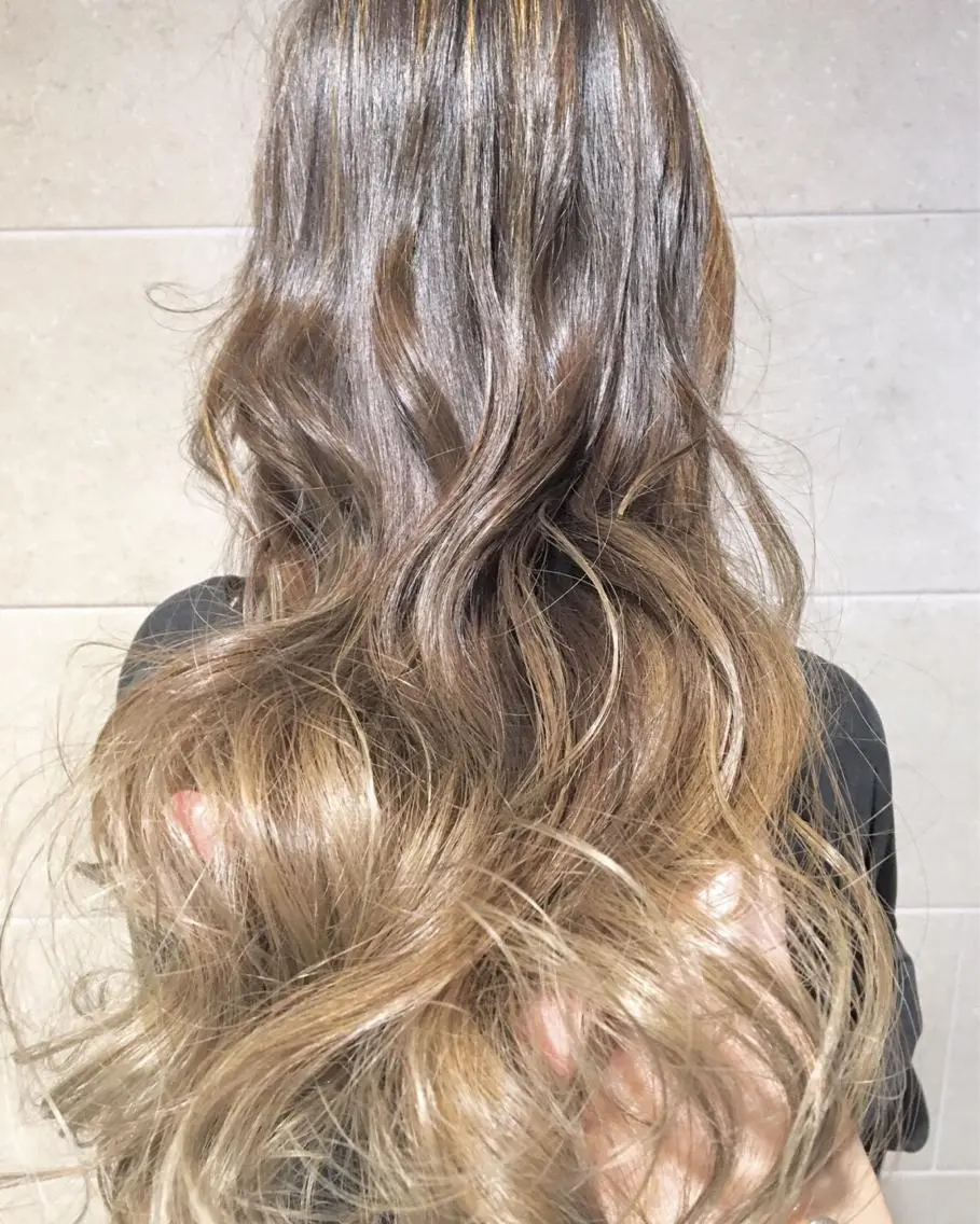 ロング カラー ベージュカラー ブリーチ グラデーションカラー ハイライトカラー イルミナカラー カット ヘアカラー レイヤーカット 川田くるみのヘアスタイル