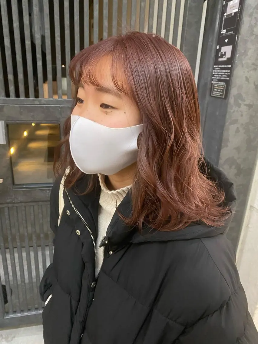 ミディアム ピンクブラウン ウルフカット／吉村 桃子のヘアスタイル