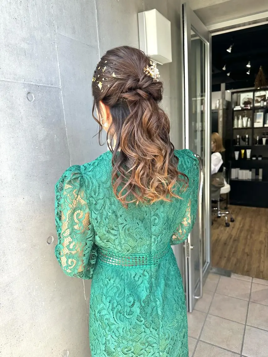 ミディアム ヘアアレンジ ハーフアップ 結婚式・ブライダル ARCANAブリーチ ダブルカラー🌟原宿のヘアスタイル
