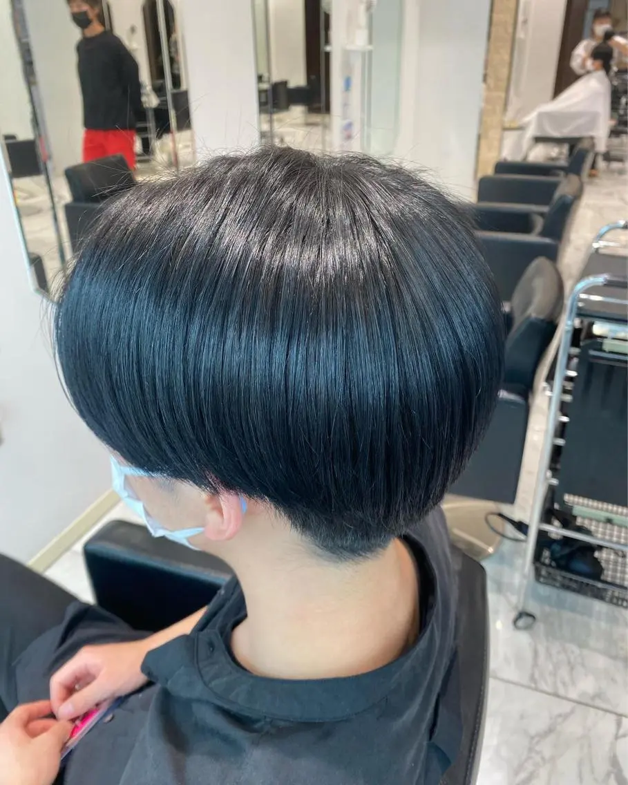 ショート カラー メンズ 黒髪 ブルーカラー ブルーブラック ミディアムレイヤー 添田晃基のヘアスタイル