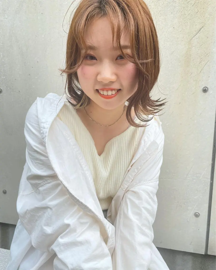 ミディアム カラー tomo🍒パーマ ハイトーン似合わせのヘアスタイル