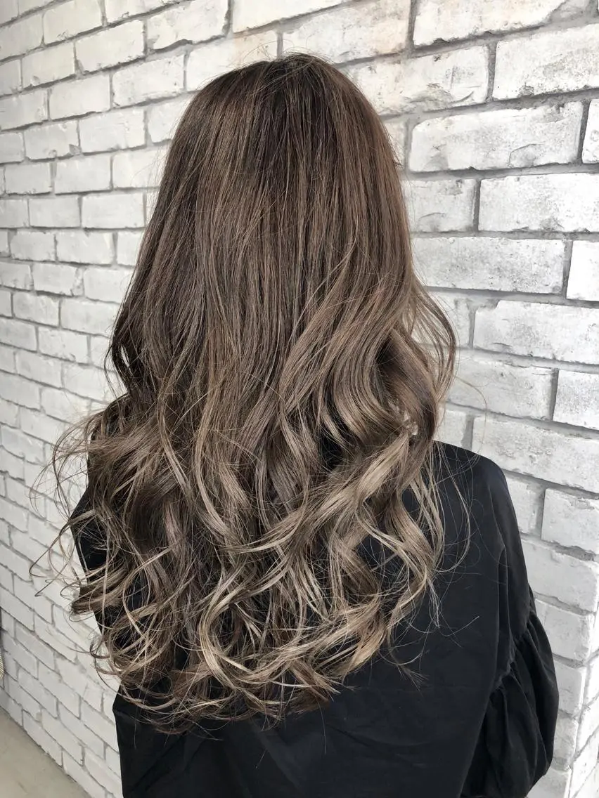 ロング 外国人風カラー ハイライト レイヤーカット ヘアカラー トリートメント 小澤大輔 YOLO hairのヘアスタイル