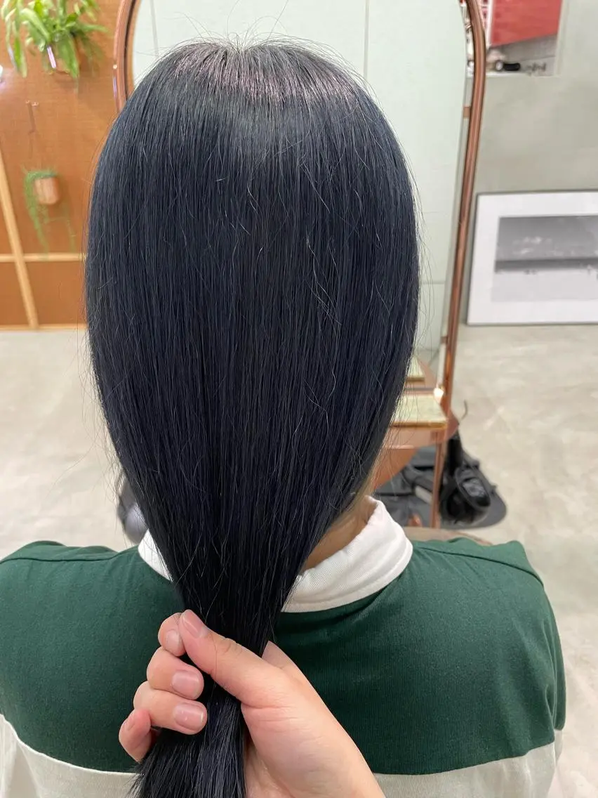 カラー 黒髪 ブルーカラー ブルーブラック 鶴井 美空のヘアスタイル