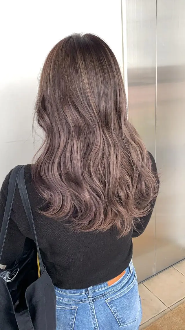 ロング ラベンダーベージュ レイヤーカット 心斎橋なんば 大野竜輝のヘアスタイル