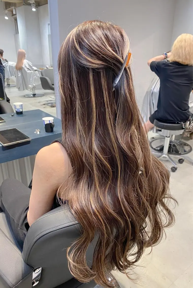ロング カラー バレイヤージュ ブリーチ 透明感カラー デザインカラー ダブルカラー ヘアカラー トリートメント 🌟ハイライト/ハイ トーン🌟MIKIのヘアスタイル