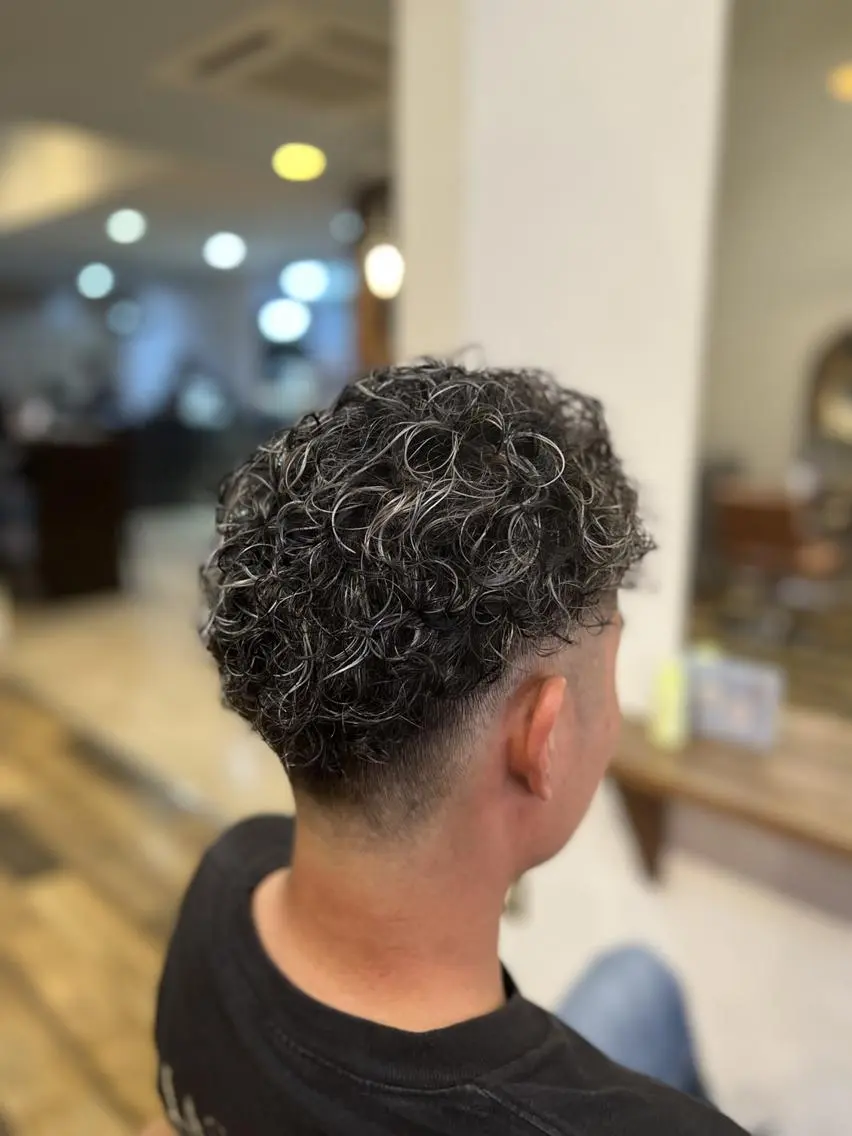 ショート カラー メンズ メンズブリーチ メンズハイライト マッシュ メンズパーマ 刈り上げ 倉谷 恭平のヘアスタイル