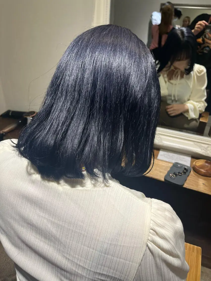 カラー 黒髪 ブリーチ ブルーカラー ブルーブラック えんぐちとも／透明感 カラー／博多ボブのヘアスタイル