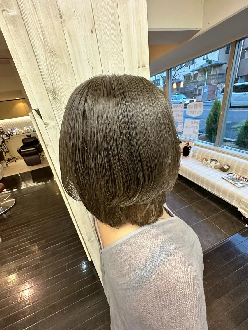 ミディアム カラー 冨士 美織のヘアスタイル