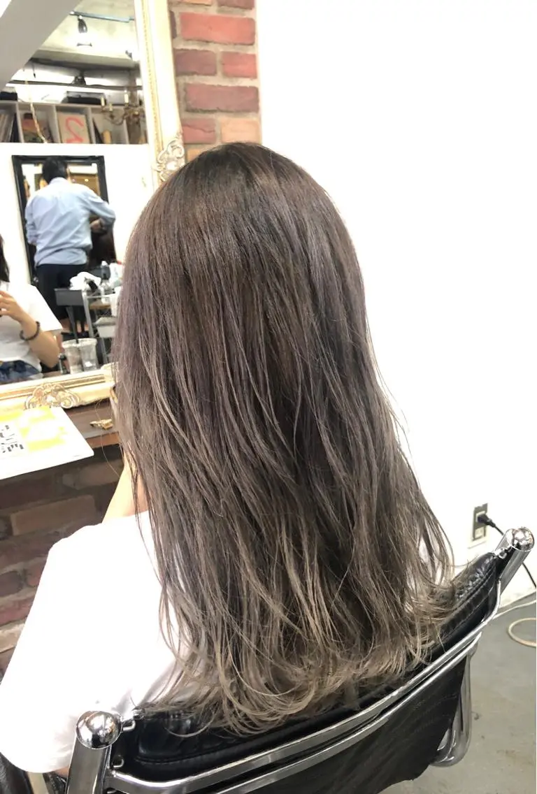 セミロング カラー ブリーチ 垣内 征斗のヘアスタイル