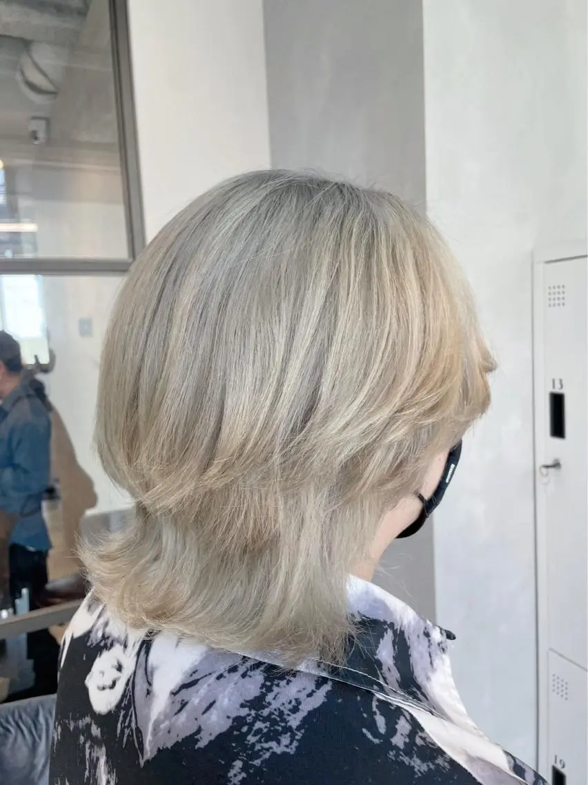 カラー メンズ メンズブリーチ メンズハイライト メンズウルフカット ベージュカラー ブリーチ カット ヘアカラー 透明感カラー✨艶髪 制作🌱山根あゆみのヘアスタイル