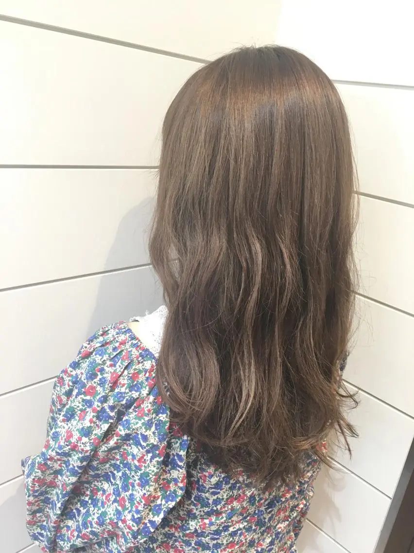 ロング カラー グレージュ 鍵山 千秋のヘアスタイル