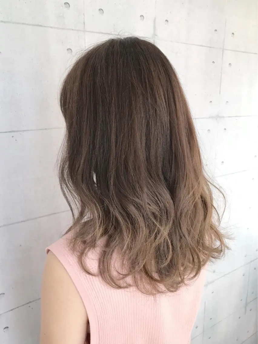 ミディアム カラー ベージュカラー ブリーチ グラデーションカラー 高木 麻知子のヘアスタイル