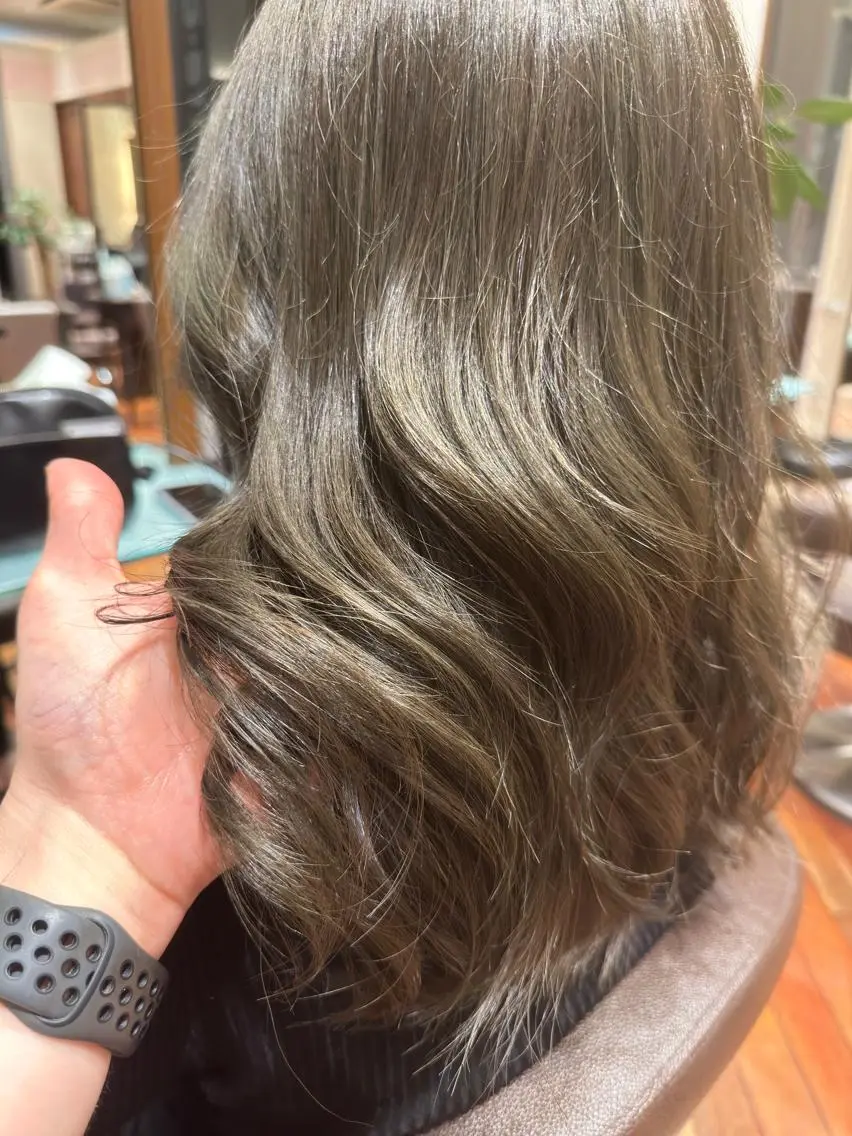 セミロング カラー ベージュカラー オリーブベージュ レイヤー/グレージュ メンズパーマのヘアスタイル