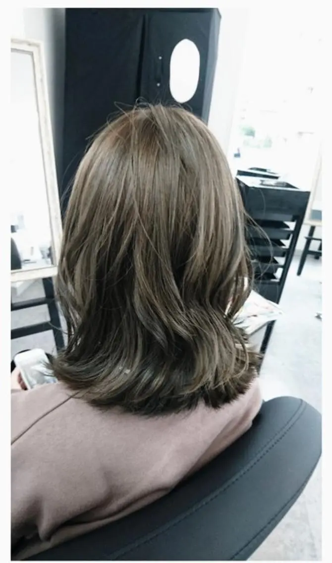 セミロング アッシュ レイヤーカット Iz Hair Laboのヘアスタイル