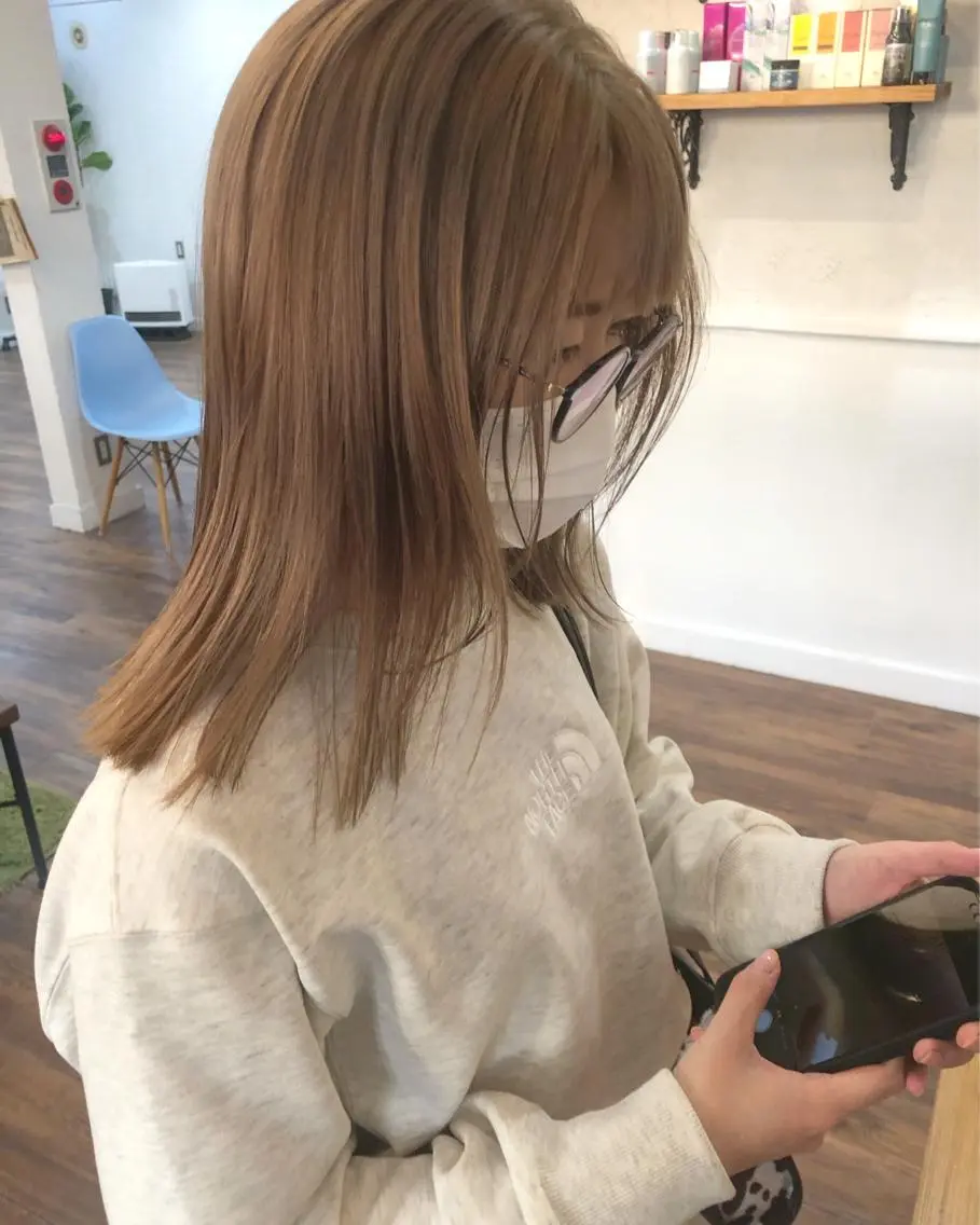 ミディアム カラー ベージュカラー ブリーチ ミルクティーベージュ カット ヘアカラー 江原 彩華のヘアスタイル