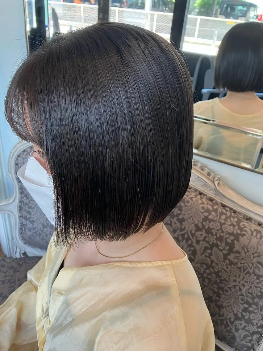 ショート カラー 黒髪 ブルーカラー ブルーブラック ネイビーカラー サキ🤍ハイトーン 🪩レイヤーカットのヘアスタイル