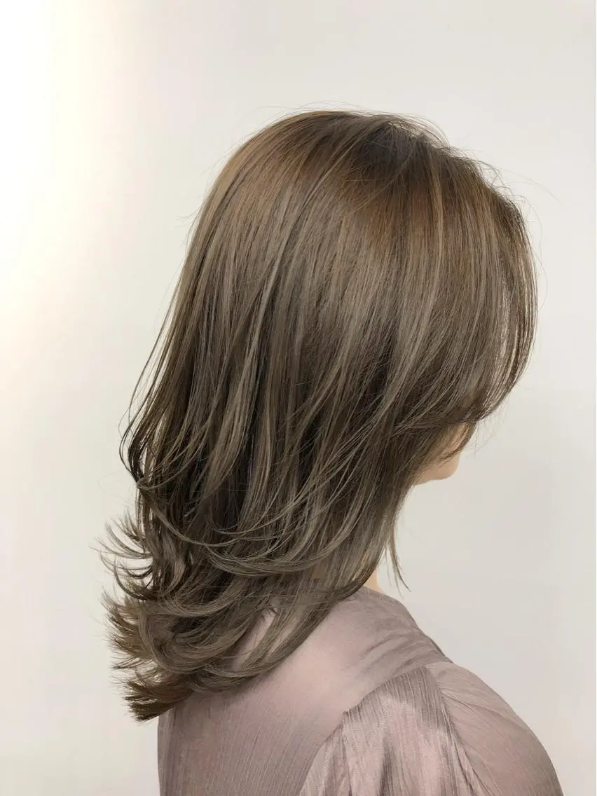 セミロング カラー アッシュ ベージュカラー レイヤーカット ウルフカット ウルフレイヤー カット ヘアカラー トリートメント 代表 YUKI ☆のヘアスタイル