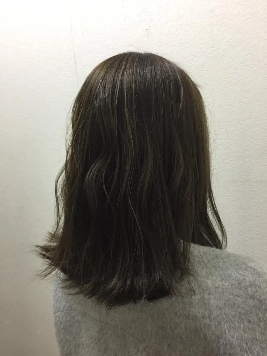 ミディアム カラー グレージュ ハイライトカラー カーキグレージュ ハイライト 美髪・艶髪特化美容師 RYOJIのヘアスタイル