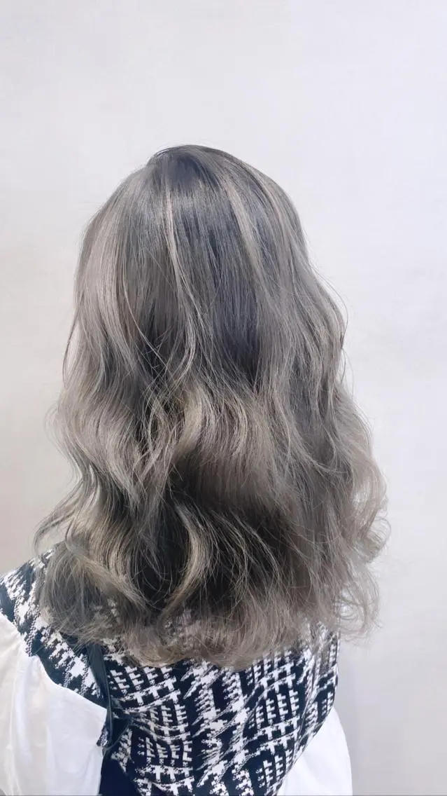 セミロング カラー バレイヤージュ グレージュ レイヤーカット THINK SHOP KANTAのヘアスタイル