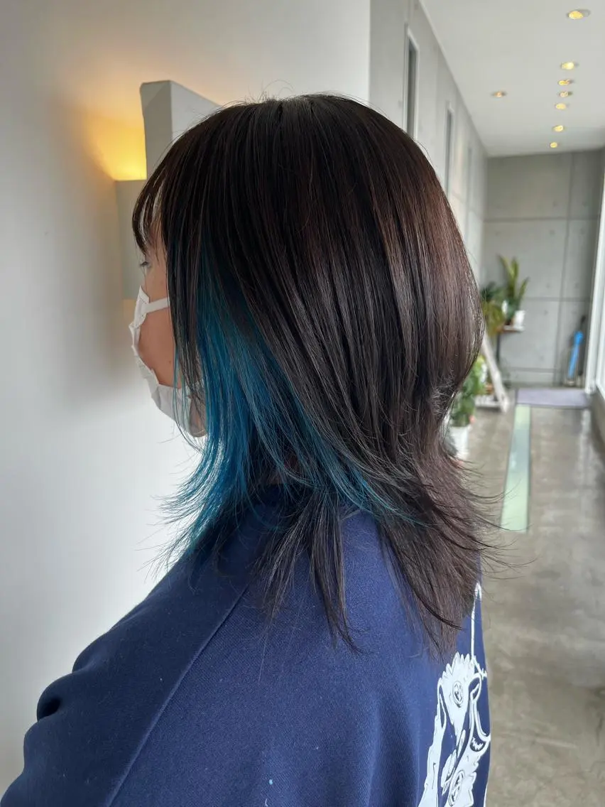 ミディアム カラー ブルーカラー インナーカラー ウルフカット おせ ちさとのヘアスタイル