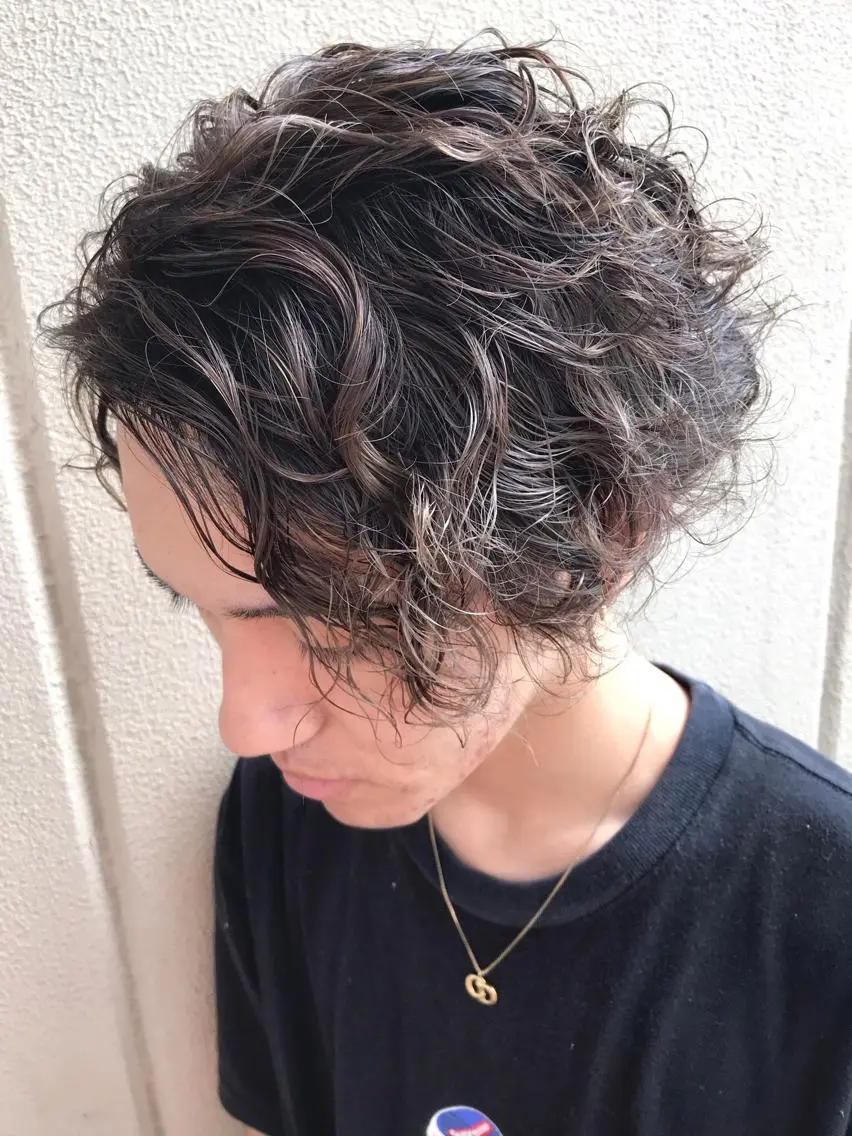 ショート パーマ メンズ メンズハイライト メンズパーマ ハイライト カラーリスト菅野 竜矢🌈のヘアスタイル