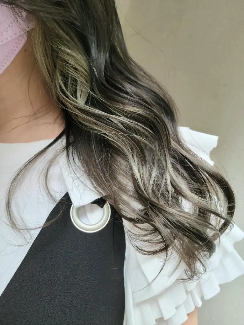 ロング ヘアカラー トリートメント 🇰🇷透明感×ハイ トーン🌟tomoのヘアスタイル
