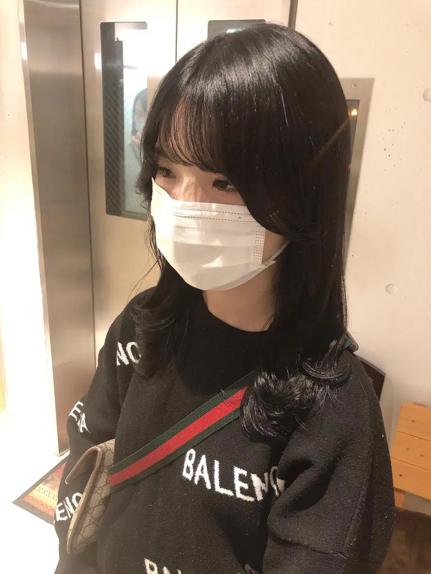 セミロング エギョモリ レイヤーカット 小山 悠のヘアスタイル