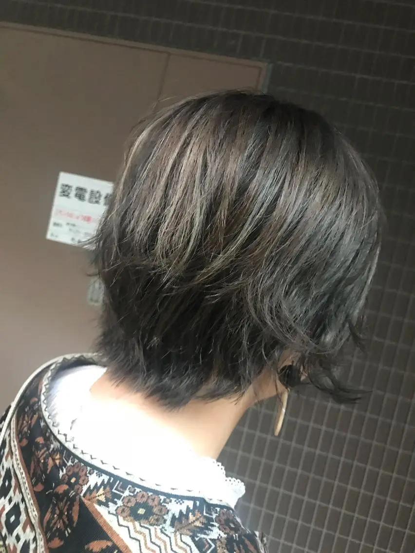 カラー アッシュ アッシュグレー ブリーチ ハイライトカラー 後藤 陽花子のヘアスタイル