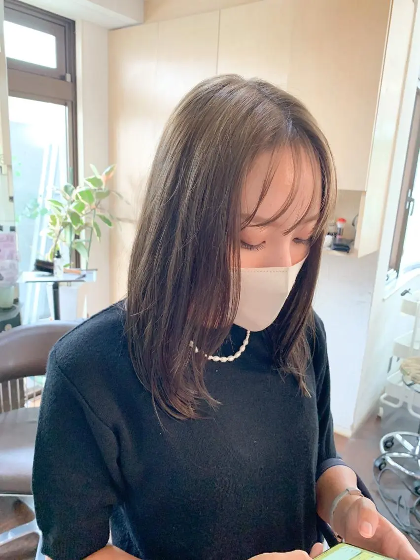 セミロング カラー ブリーチ 透明感カラー ブリーチなしカラー 角戸 りおのヘアスタイル