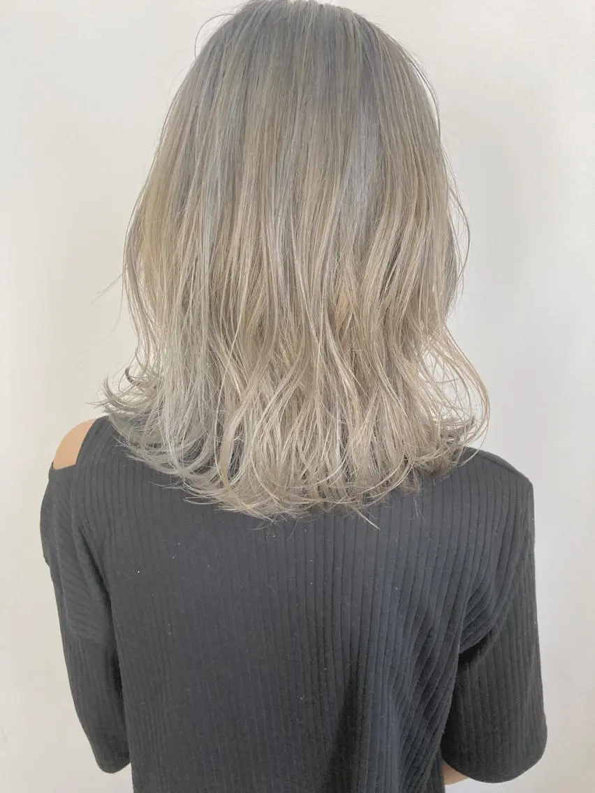 カラー あやかショート 白髪ぼかしのヘアスタイル