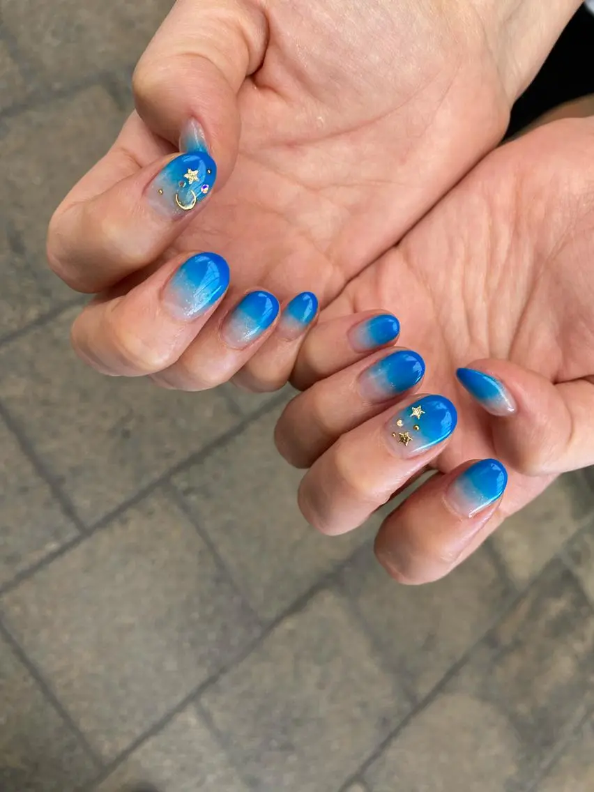 ネイル ブルー グラデーション ラメ(グリッター) nailsalon ∞ ﾐｶﾅﾙ ∞のネイルデザイン