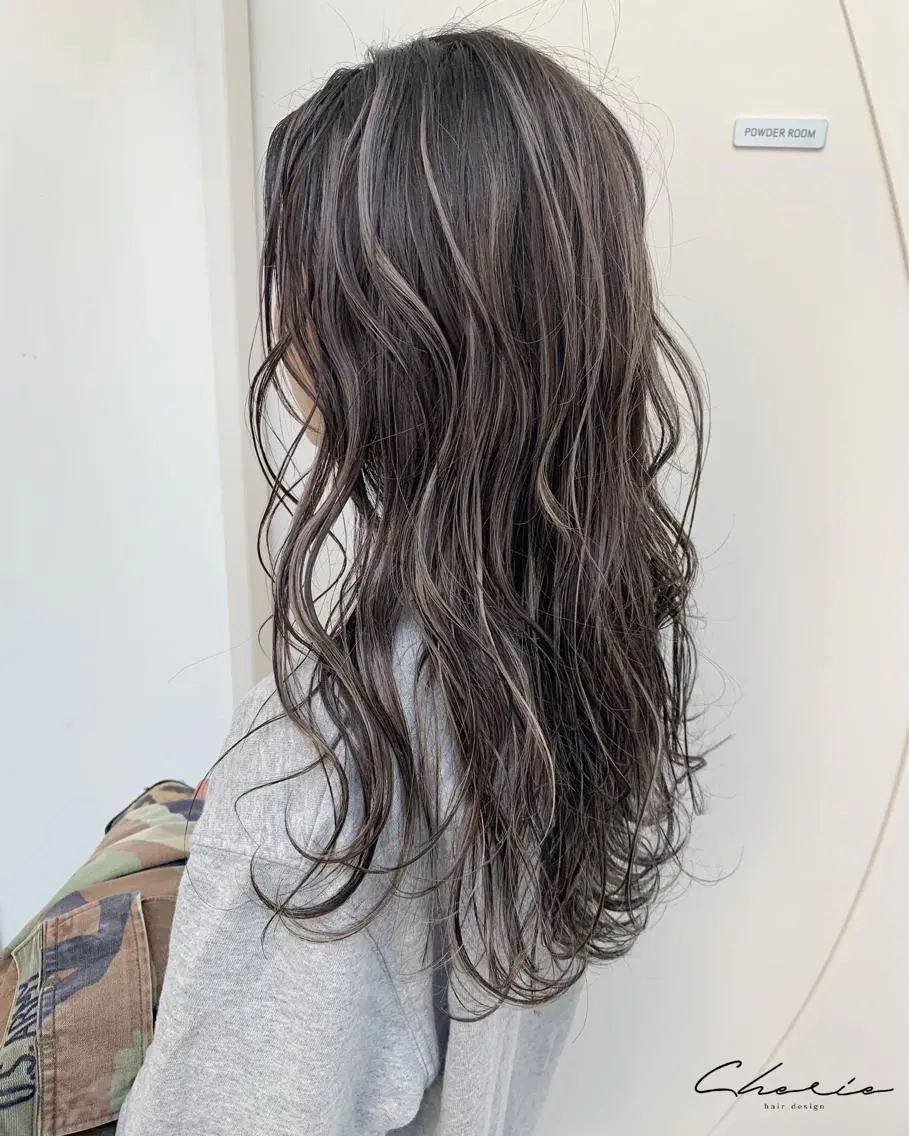 ロング カラー ハイライトカラー ハイライト ヘアカラー トリートメント CHERIEブリーチ ダブルカラー　天神のヘアスタイル