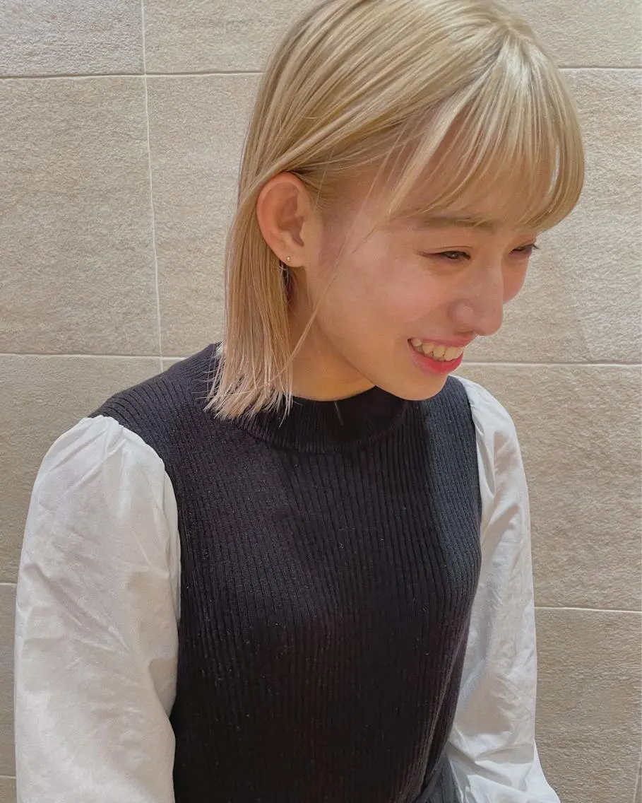 ショート ボブ 白髪ぼかしハイライト 脱白髪染めのヘアスタイル