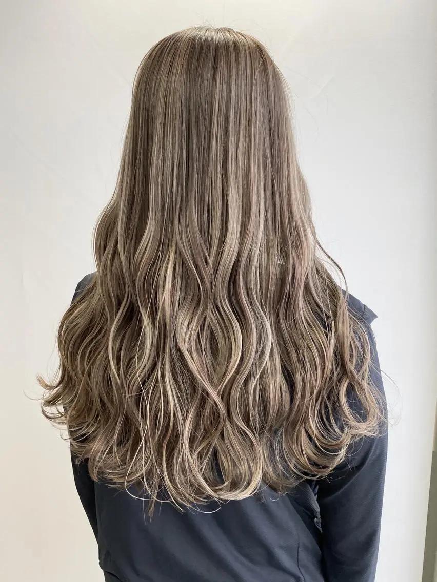 セミロング カラー パーマ ヘアアレンジ シールエクステ アッシュ バレイヤージュ ベージュカラー ブリーチ シール、 羽エクステのヘアスタイル
