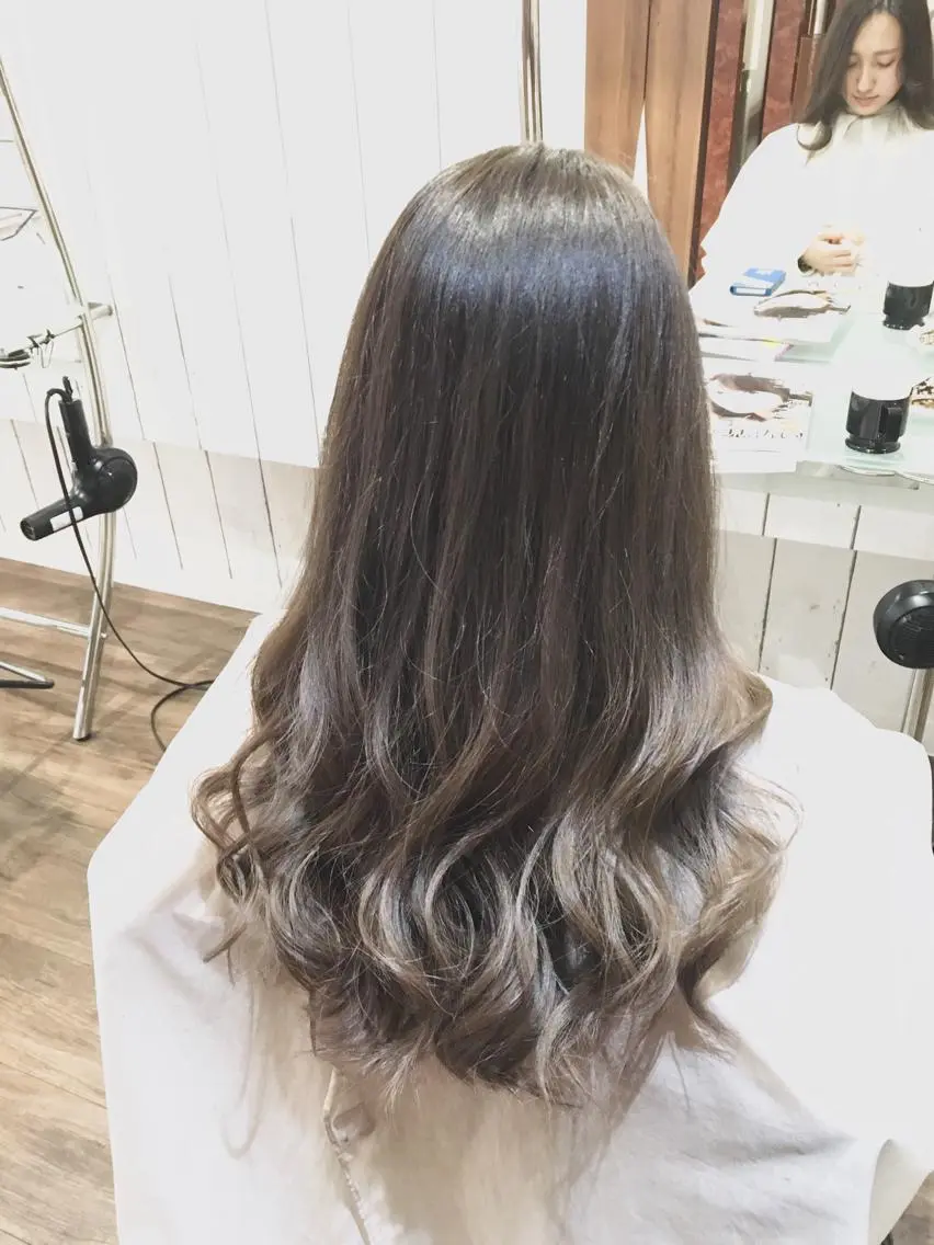 ミディアム セミロング ロング カラー ヘアアレンジ ブリーチ グラデーションカラー グレージュ シルバー シルバーグレージュ 👑指名率No.1 👑坂口飛翔のヘアスタイル