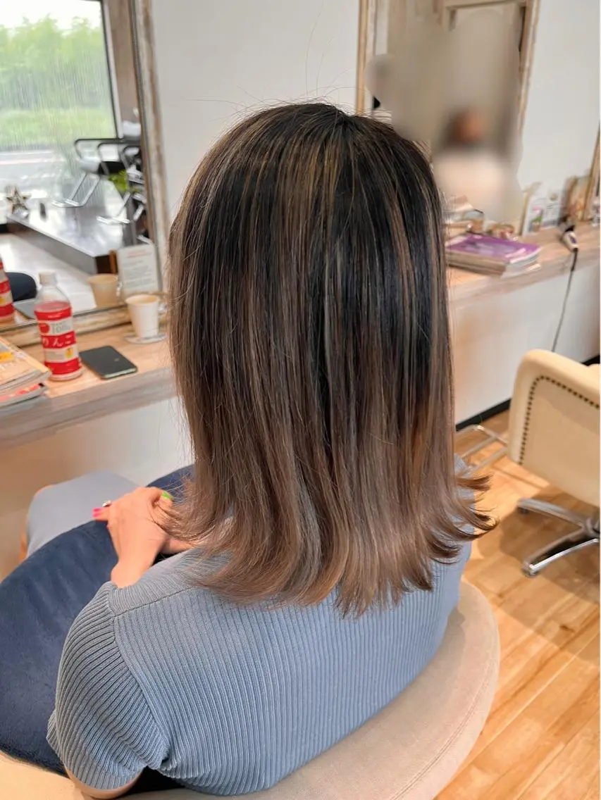 ミディアム カラー バレイヤージュ ベージュカラー レイヤーカット Atelier 大内のヘアスタイル
