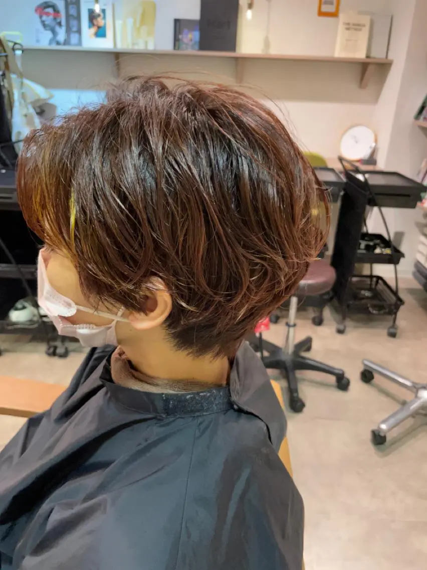 ショート ピンクブラウン イエローカラー 顔周りカット 切りっぱなしボブ/ 三瀬翔のヘアスタイル