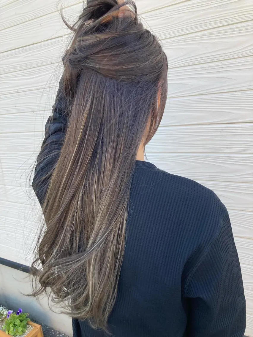 ロング ハイライト ビヨウシツトリコ よねたにみなのヘアスタイル