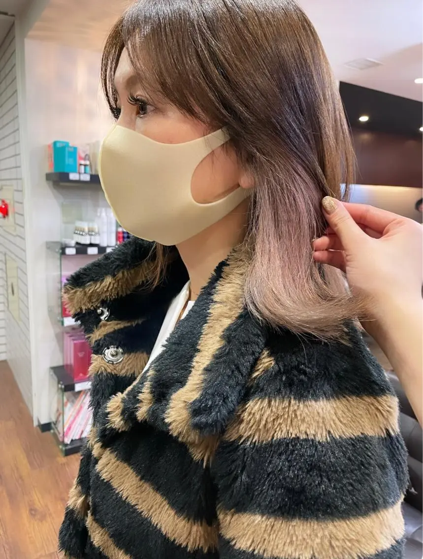 ミディアム カラー ベージュカラー インナーカラー くびれヘア レイヤーカット、 大人可愛い　中村美羅のヘアスタイル