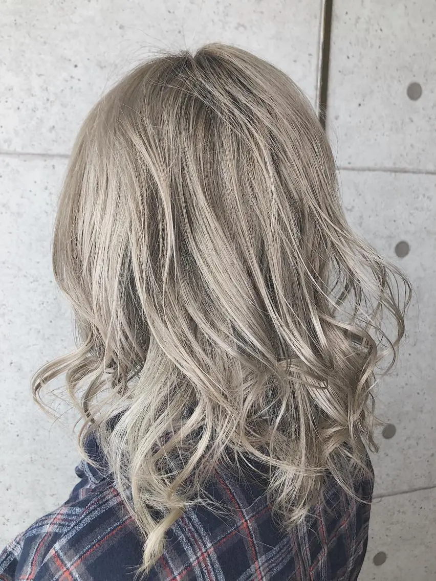 ミディアム カラー ブリーチ グレージュ イルミナカラー 福森 みずきのヘアスタイル