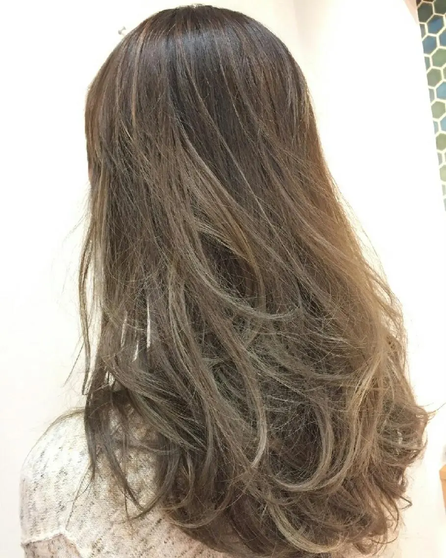 ロング カラー ロングレイヤー グラデーションカラー ハイライトカラー ハイライト レイヤーカット 山口 志のヘアスタイル