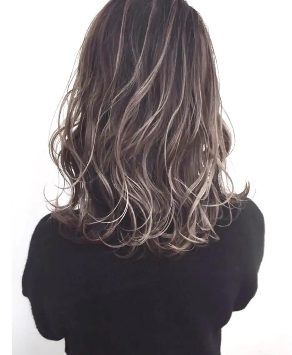 ミディアム カラー ハイライトカラー ハイライト カット ヘアカラー トリートメント ケア剤オタク×海外 ヘア長谷川裕起のヘアスタイル