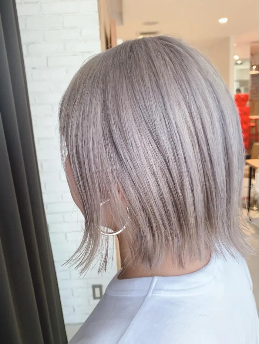 ミディアム カラー シルバー ホワイトシルバー ヘアカラー トリートメント LUXBE LUCEのヘアスタイル